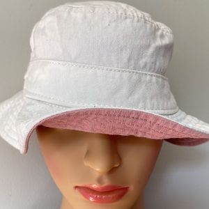 🩷❤️🩷NEW ITEM Crewcuts white bucket hat with rose peel a boo